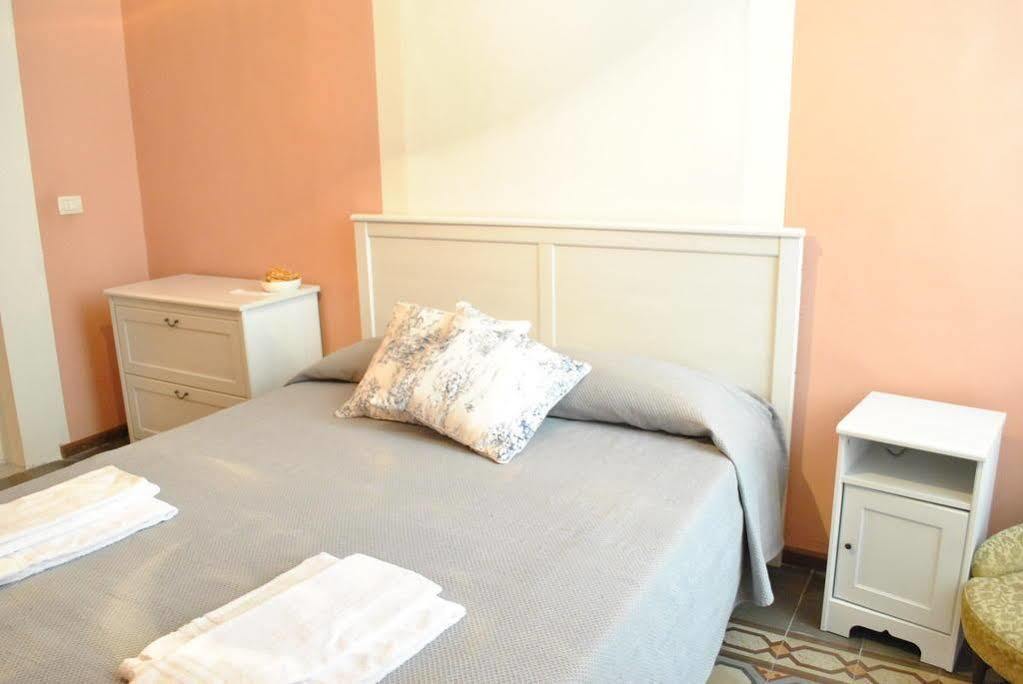 A Casa Di Laura Bed & Breakfast คาตาเนีย ภายนอก รูปภาพ